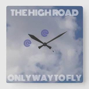 El reloj de pared de la carretera alta