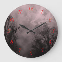 El reloj de pared de los números blancos brutos de