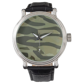 El reloj del hombre del camuflaje