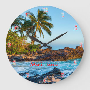 El reloj redondo secreto de Maui en la playa con n