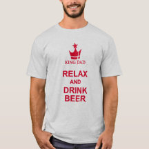 El Rey Papá se relaja y bebe cerveza camiseta roja