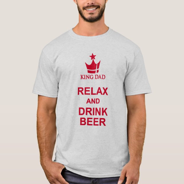 El Rey Papá se relaja y bebe cerveza camiseta roja (Anverso)