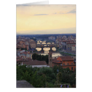 El río Arno y el Ponte Vecchio en Florencia,