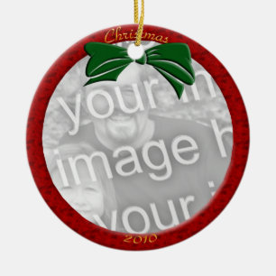 El rojo personaliza el ornamento de la foto