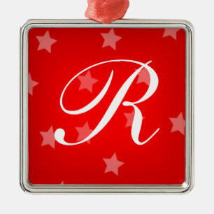 El rojo protagoniza el ornamento con monograma del