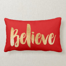 El rojo y la almohada del navidad del oro creen