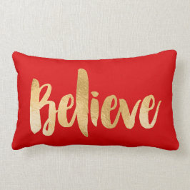 El rojo y la almohada del navidad del oro creen