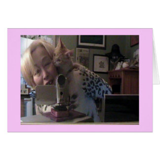 El Ronroneo-c toma una tarjeta del mordisco -