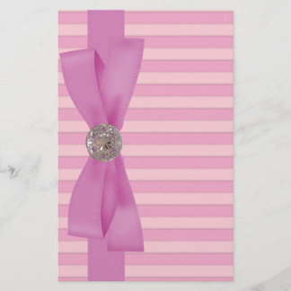 El rosa bebé raya el papel de la elegancia