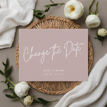 El rosa mínimo moderno cambia la Invitación de fec<br><div class="desc">Posposición de boda diseñada por el personalizado/cambio de la postal de fecha con diseño moderno de letras blancas sobre un polvoriento fondo color rosa/rosa negro.</div>
