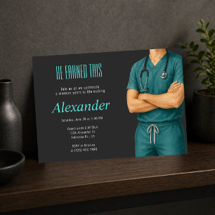 Él se ganó esta invitación de graduación de doctor