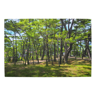 El sendero en los árboles del arte mural Metalizad