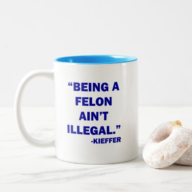 El "ser un criminal no es" taza ilegal (Con donut)