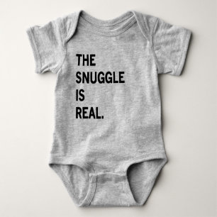 El Snuggle es mameluco real del bebé