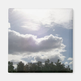 El sol brilla a través del imán de las nubes