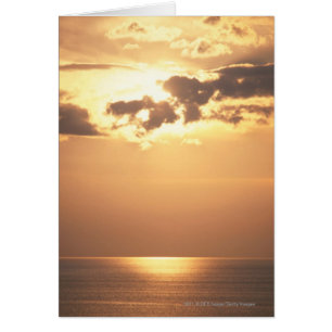 El sol cae sobre el océano
