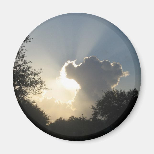 El sol irrumpió a través del imán de las nubes (Frente)