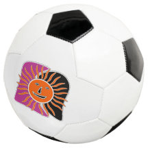 El sol sonriente frente a la pelota de fútbol