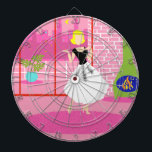 El tablero de arte rosado retro<br><div class="desc">Este Retro en el Pink Dart Board se parece a una escena de una comedia romántica de los años 60. El diseño minimalista muestra a una mujer sofisticada en su apartamento de ático ultra kitsch y ultra rosa. La habitación está decorada con una pared de ladrillo rosa con líneas de...</div>