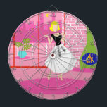 El tablero de arte rosado retro<br><div class="desc">Este Retro en el Pink Dart Board se parece a una escena de una comedia romántica de los años 60. El diseño minimalista muestra a una mujer sofisticada en su apartamento de ático ultra kitsch y ultra rosa. La habitación está decorada con una pared de ladrillo rosa con líneas de...</div>