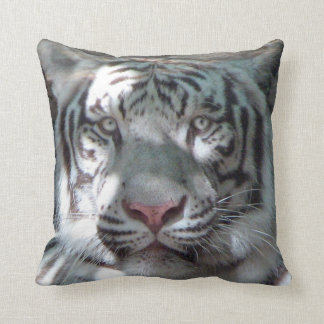 El tigre blanco para arriba cierra la almohada