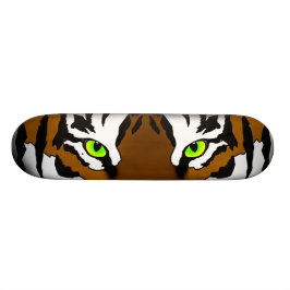 El tigre observa el monopatín