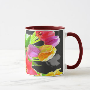El tulipán florece la taza