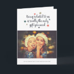 El único regalo que necesitas | Tarjeta de felicit<br><div class="desc">Envíe algo de diversión y alegría esta temporada navideña con estas humorísticas tarjetas de vacaciones. Ellos dicen,  "Estar relacionado con nosotros es realmente el único regalo que necesitas"...  "Pero pensamos que al menos te enviaríamos esta tarjeta".</div>