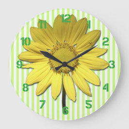 El verde raya el reloj de pared amarillo de la