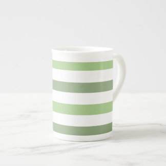 El verde raya la taza horizontal de la porcelana