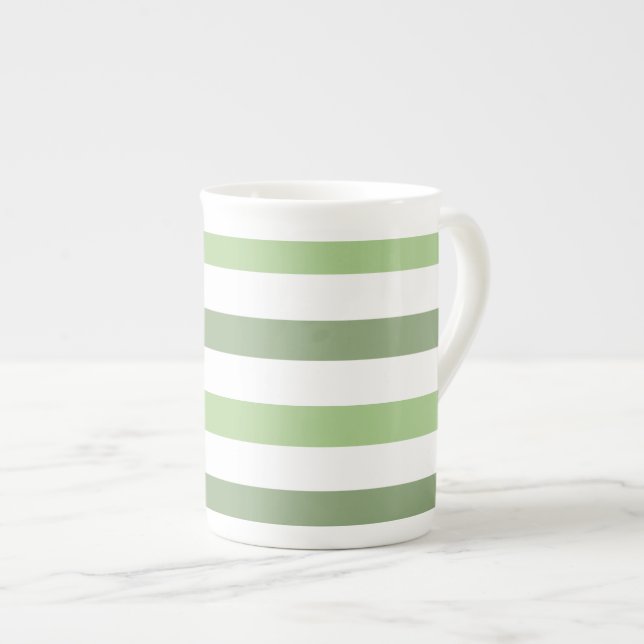 El verde raya la taza horizontal de la porcelana (Derecha)