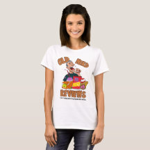 El viejo empollón revisa el camisetas de las