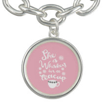El whisky en un pulsera con dije de la taza de té,