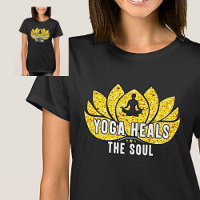 El yoga cura el oro del alma en la camiseta negra