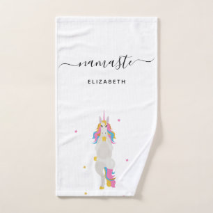 El yoga de Unicorn posa un lindo y blanco nombre d