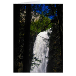 el yosemite cae por los árboles
