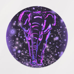 Elefante Caminando estrellada noche con etiquetas 