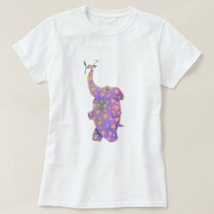 Elefante feliz con una flor graciosa camiseta