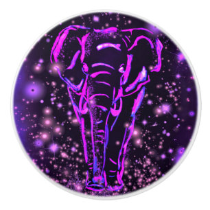 Elefante Púrpura Rosa En El Pomo De Cerámica Noche