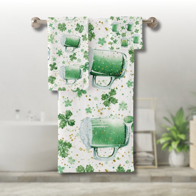 Elegant Green Beer Mugs and Shamrocks White (Subido por el creador)
