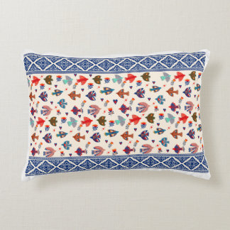 Elegante almohada de acento de crema y patrón rojo
