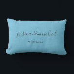 Elegante almohada lumbar de boda con nombres de re<br><div class="desc">Hermosa almohada personalizada de regalo de boda azul cielo. Nombres de guiones cursivos conectados con un corazón y una fecha. Personalice reemplazando los nombres de ejemplo Jessica y Michael y la fecha de muestra por nombres personalizados y una fecha que sea significativa para la pareja. Celebra el amor de la...</div>