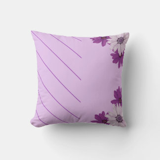 Elegante almohada morada con Delicado diseño flora