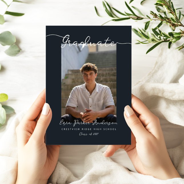 Elegante Anuncio de Graduación Azul Oscuro con Fot (Modern dark blue photo grad announcement card)