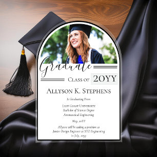 Elegante anuncio de graduación con foto en arco
