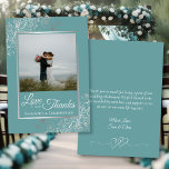 Elegante Boda de fotos y notas plateadas y Verde a<br><div class="desc">Estas hermosas tarjetas de agradecimiento verde azuladas o turquesa y gris boda muestran su foto en un falso marco de Relieve metalizado plateado rodeado de ondulados rizos de plata y remolinos. La leyenda está escrita en elegantes letras de guiones y dice: Amor y Gracias, con sus nombres debajo. La parte...</div>