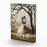 Elegante Boda de guión de amor Foto de recién casa<br><div class="desc">Envasar el momento en que sus corazones se unieron en un escaparate de elegancia pura con el Boda Elegant Love Script Photo Newlyweds Framed Block from LD Design Loft. Este marco exquisitamente terminado es un recipiente para tus preciados recuerdos, un portal al día en que dos almas se convirtieron en...</div>
