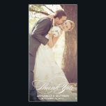 Elegante Boda de guiones de agradecimiento<br><div class="desc">Gracias a sus invitados con estilo y mostrar su mejor fotografía de su gran día con nuestras elegantes tarjetas de agradecimiento de boda. Este diseño de moda incluye un tipo de letra de guión formal que dice "Gracias". El texto en blanco sobrepone tu foto permitiendo que la fotografía de tu...</div>