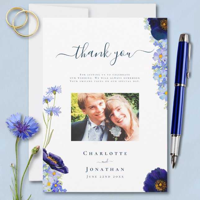 Elegante Boda Floral Azul Foto Tarjeta de agradeci (Elegant blue summer floral personalized wedding photo thank you card with watercolor wildflowers )