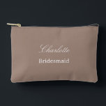 Elegante bolsa accesoria de la dama de honor Taupe<br><div class="desc">Elegant Bridesmaid Taupe Accesory Pouch, por favor personalizar el nombre de la dama de honor, usando la plantilla de personalización en línea antes de hacer el pedido. La plantilla de personalización también se puede utilizar fácilmente para personalizar el diseño de otros roles de invitados bodas, como la doncella de honor,...</div>